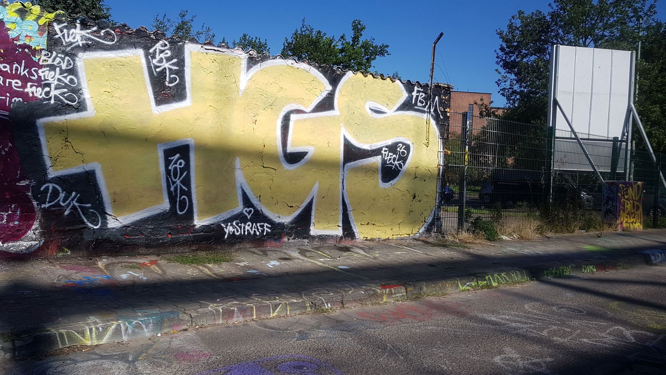 Graffiti Bombing - Photo by Bloede1 - Hgs, fbm, duk (2018)