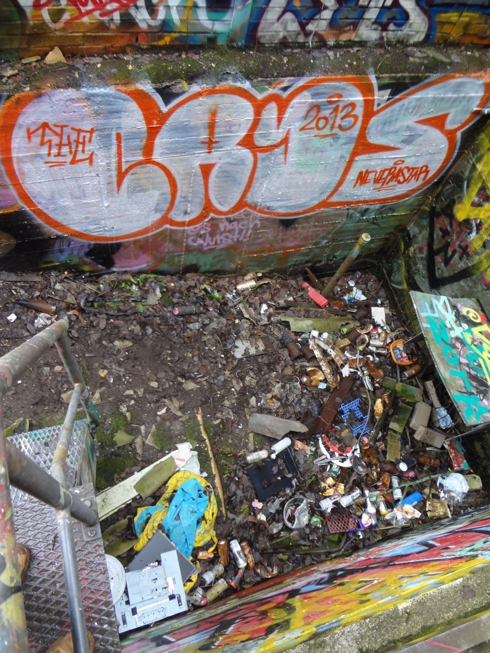 Graffiti Bombing in Kiel - Photo by BobBockwurst - cry, kiel (2013)