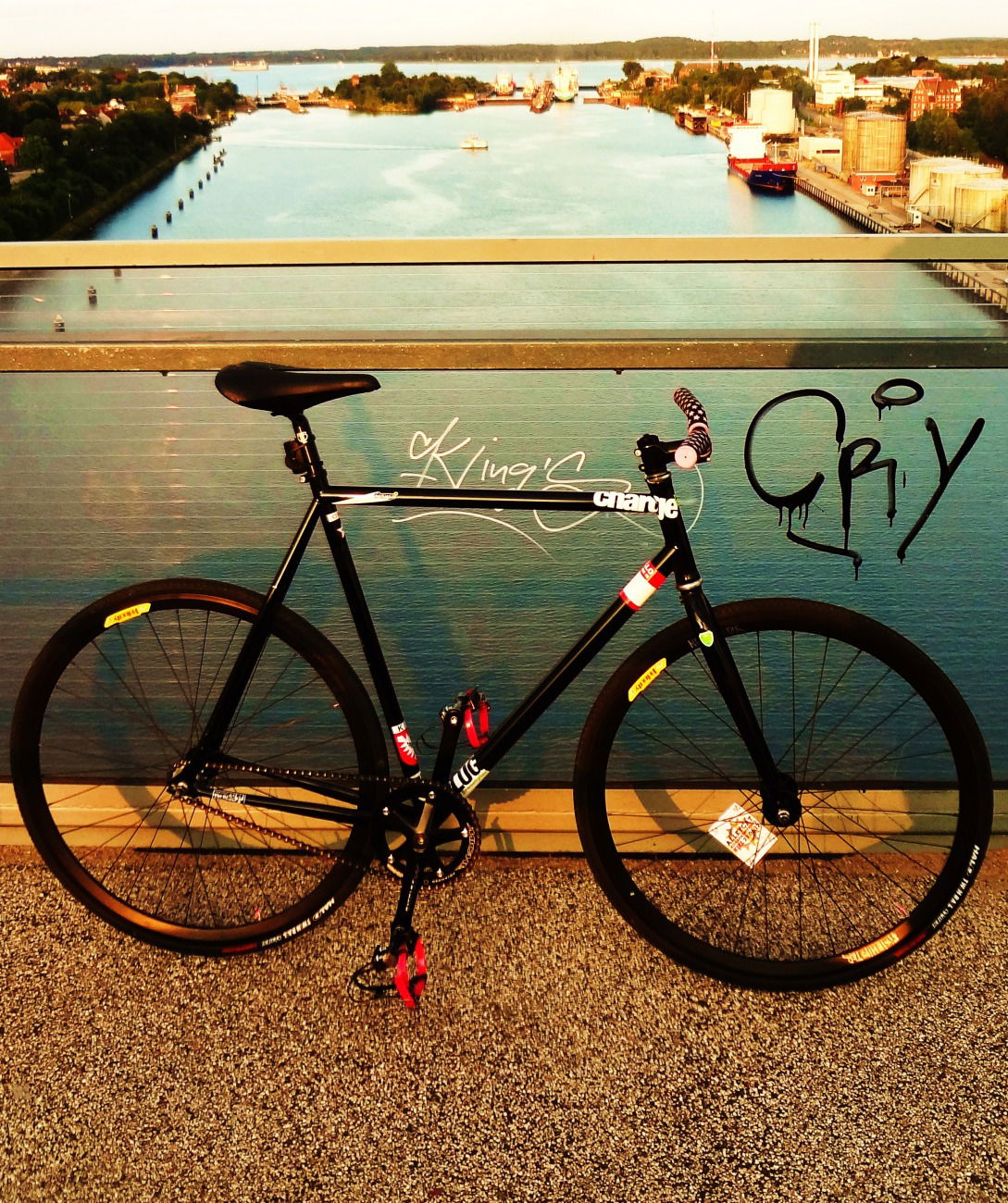 Graffiti Artwork in Kiel - Photo by BobBockwurst - cry