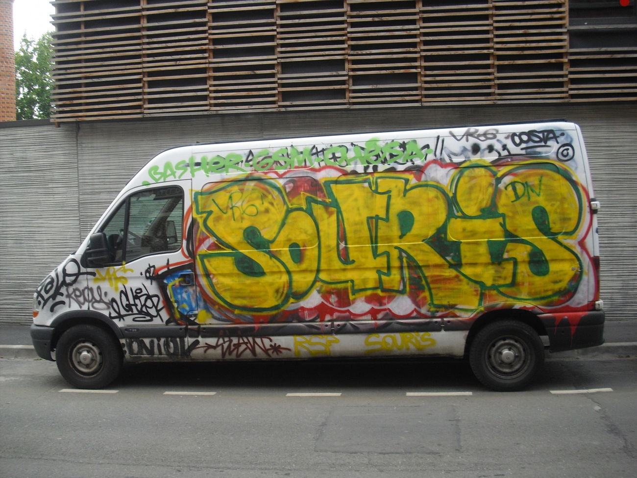Graffiti Bombing in Lille - Photo by BobBockwurst - SOURIS, Lille (2010)