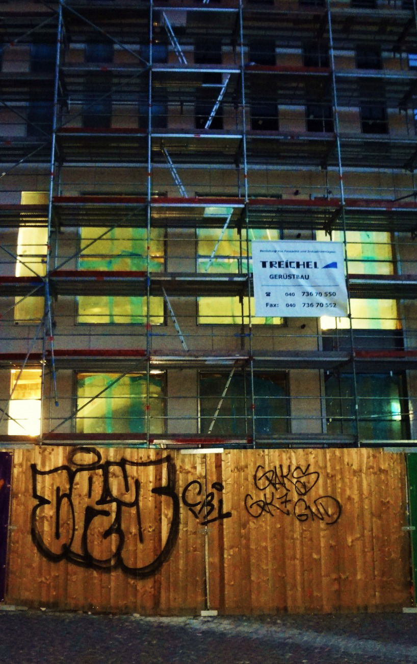 Graffiti Bombing in Kiel - Photo by BobBockwurst - CRY (2012)