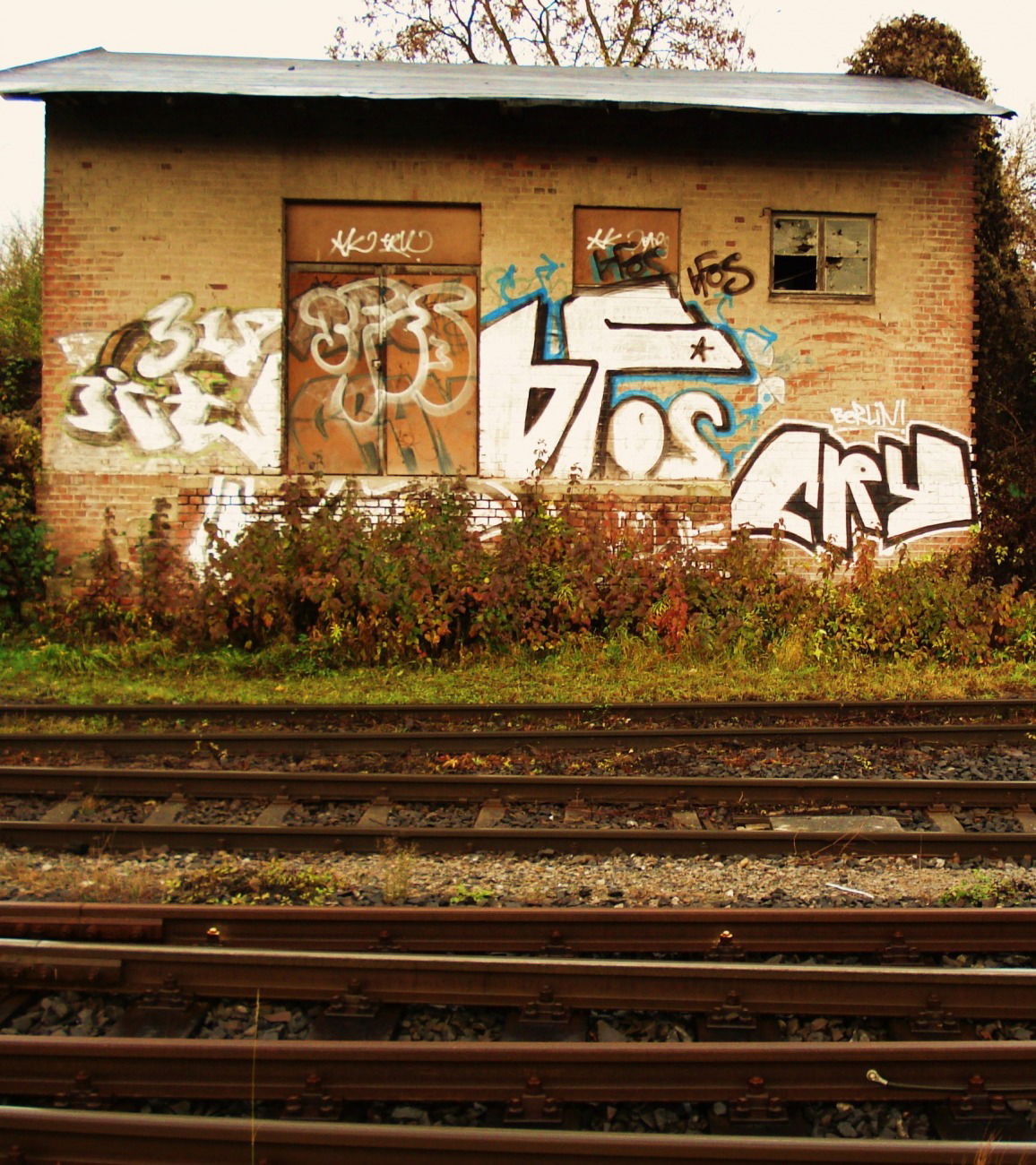 Graffiti Bombing in Wiesbaden - Photo by BobBockwurst - CRY (2008)