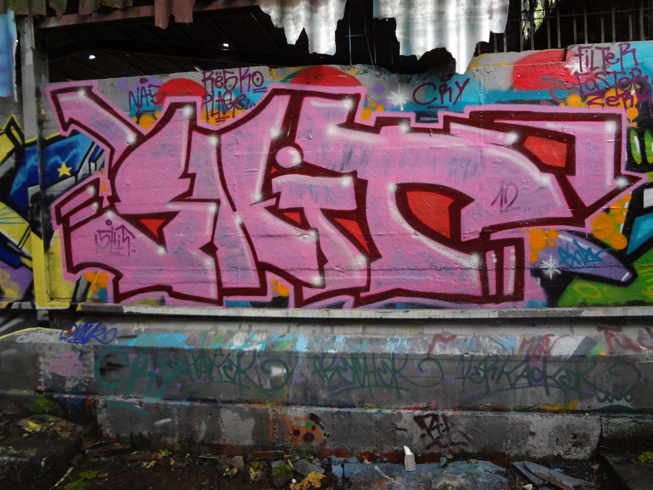 Graffiti Wall in Kiel - Photo by BobBockwurst - Shit (2012)