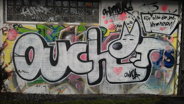 Graffiti Wall - Photo by Brain - ouch, ower, dog