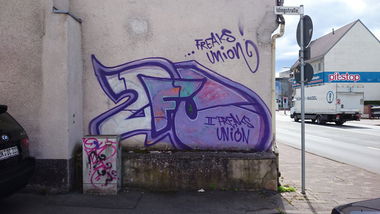 Graffiti Bombing - Photo by Brain - 2fu, two, freaks