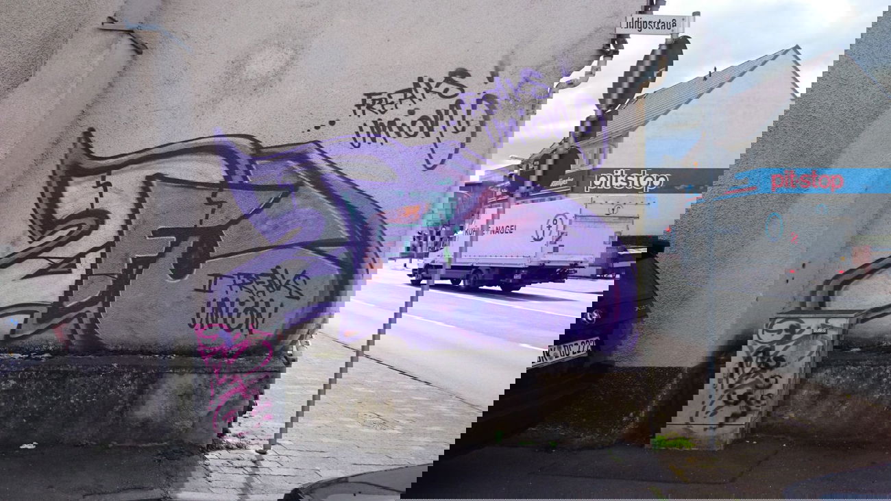 Graffiti Bombing - Photo by Brain - 2fu, two, freaks