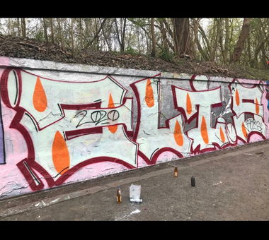 Graffiti Wall - Photo by BurnYa285 - bhe, ali.g