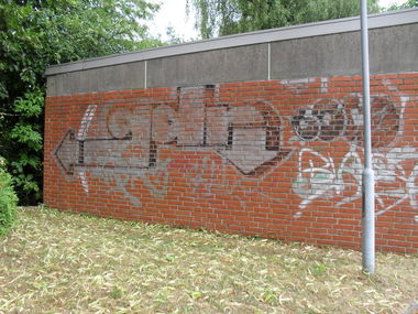 Graffiti Bombing in Kronshagen - Photo by CALUE - gdr (1999)