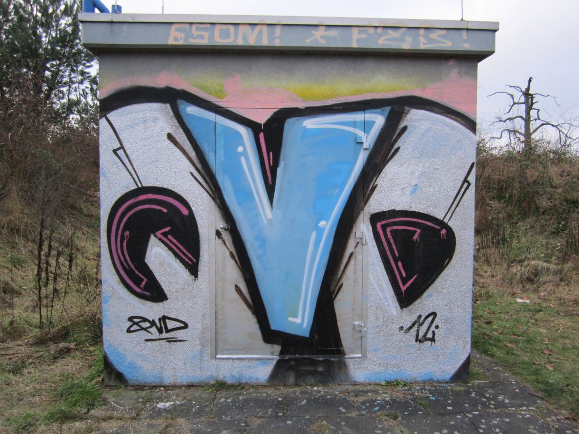 Graffiti Bombing in Kiel - Photo by CALUE - QVD (2012)