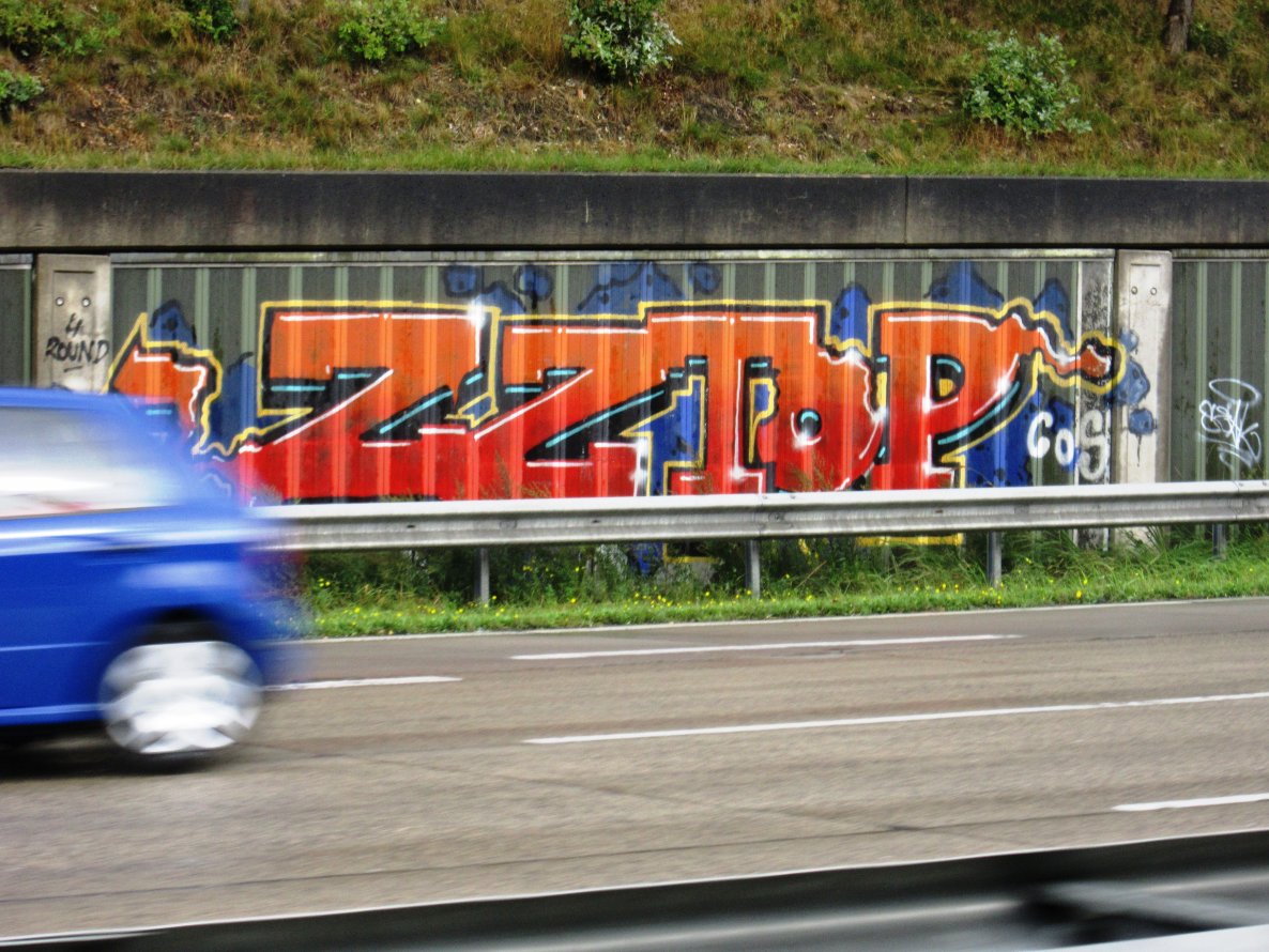 Graffiti Wall - Photo by CALUE - zztop, cos