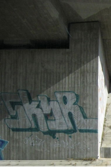 Graffiti Bombing in Mönkeberg - Photo by CALUE - skyr