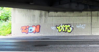 Graffiti Bombing in Hamburg - Photo by CALUE - zion, qms (2012)