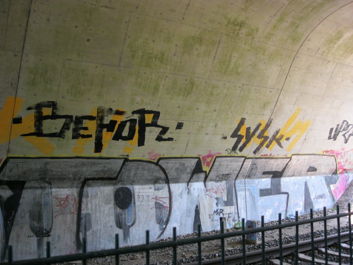 Graffiti Bombing in Kiel - Photo by CALUE - Tower, gms