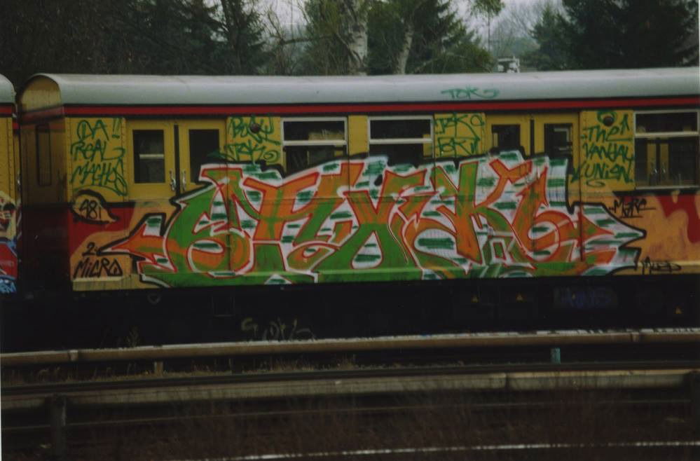 Graffiti Train - Photo by CANFLY - tok, DRM, TVU (1998)