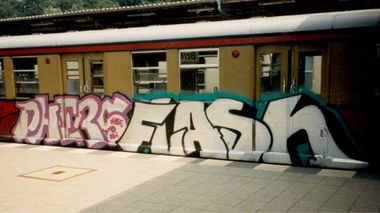 Graffiti Train - Photo by CANFLY - phers, flash, SBahn