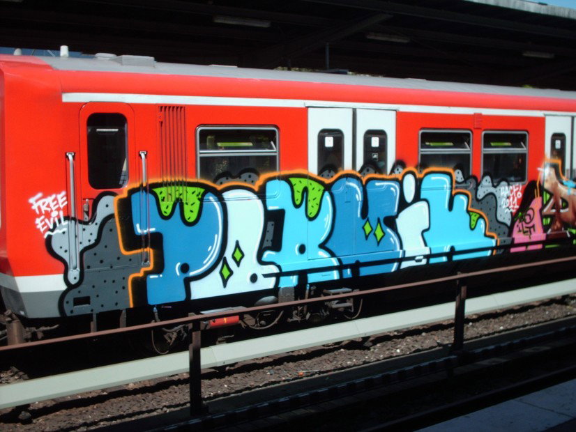 Graffiti Train in Hamburg - Photo by COLLECTOR - Pornik, Hamburg (2011)