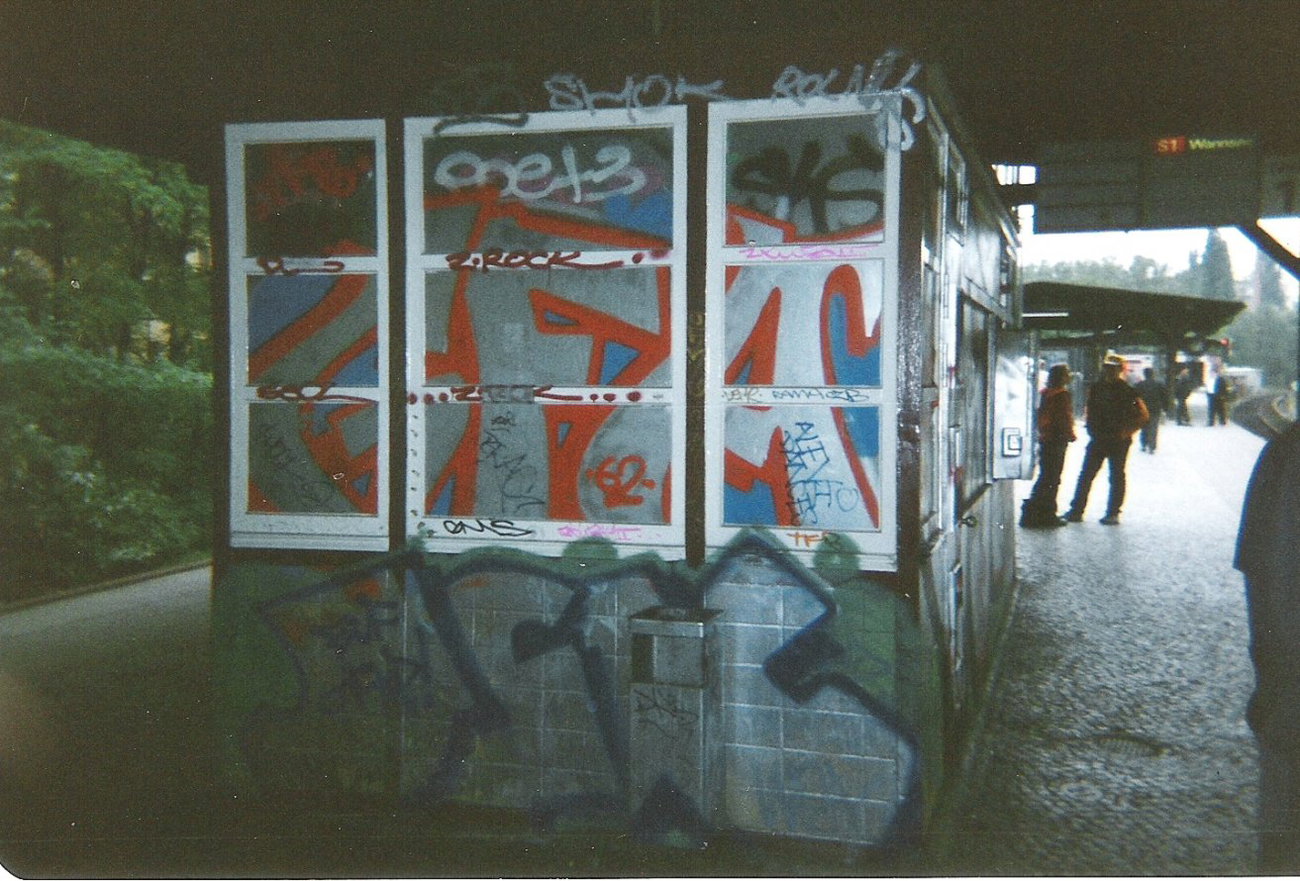 Graffiti Bombing in Berlin - Photo by COLLECTOR - GFA, JFK, 62 (1994)