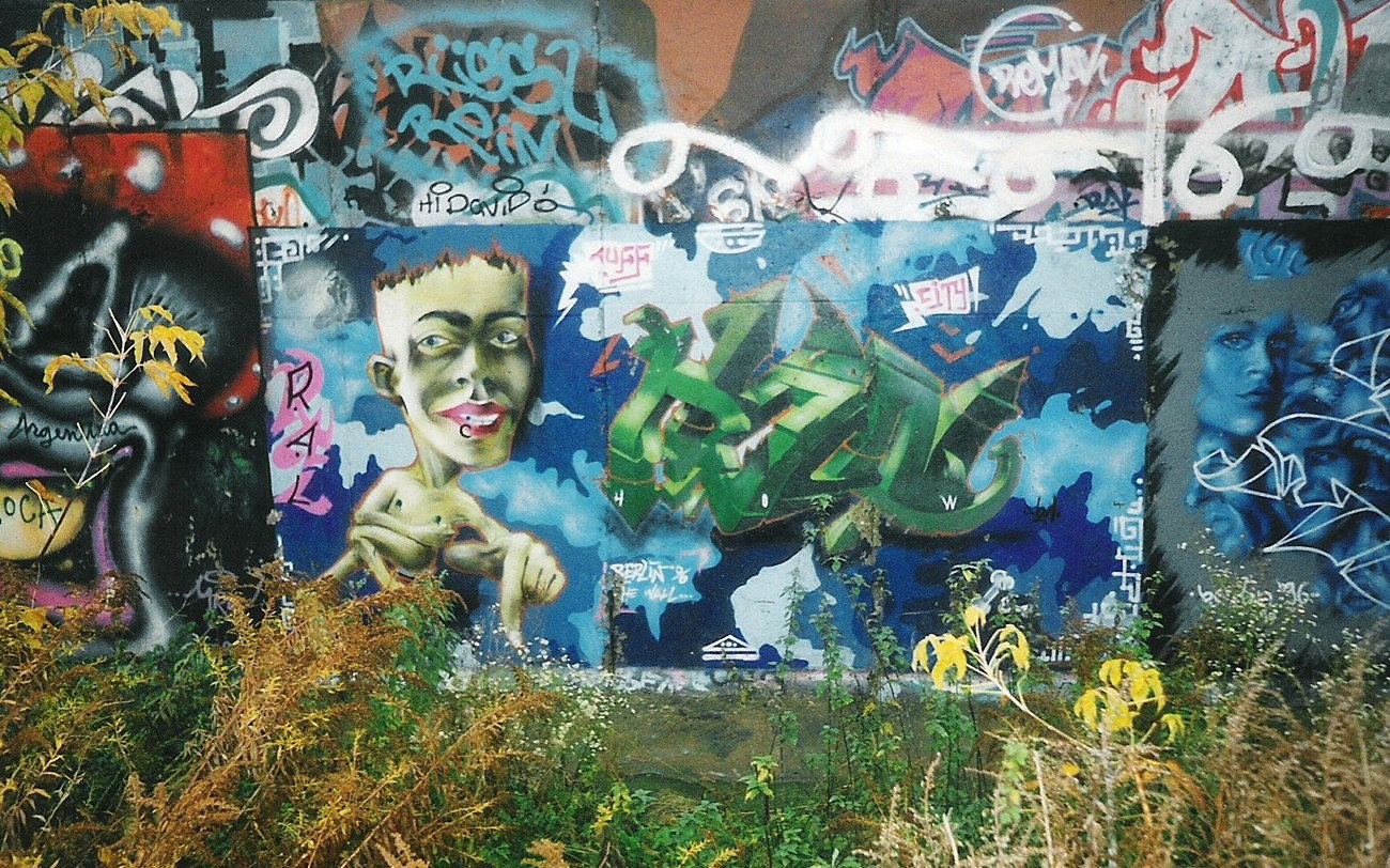 Graffiti Wall in Berlin - Photo by COLLECTOR - How, RAL, Berlin (1996)