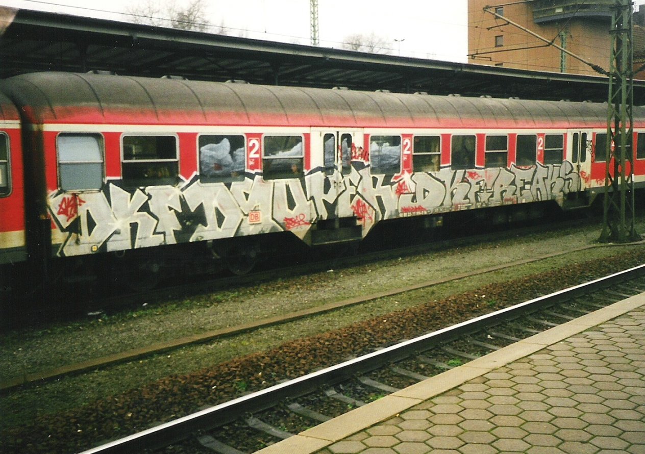 Graffiti Train in Hamburg - Photo by COLLECTOR - DKF, DSU, Hamburg (2000)