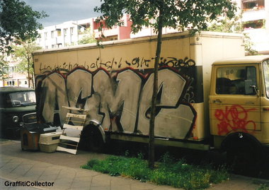 Graffiti Bombing in Berlin - Photo by COLLECTOR - Acme, Berlin