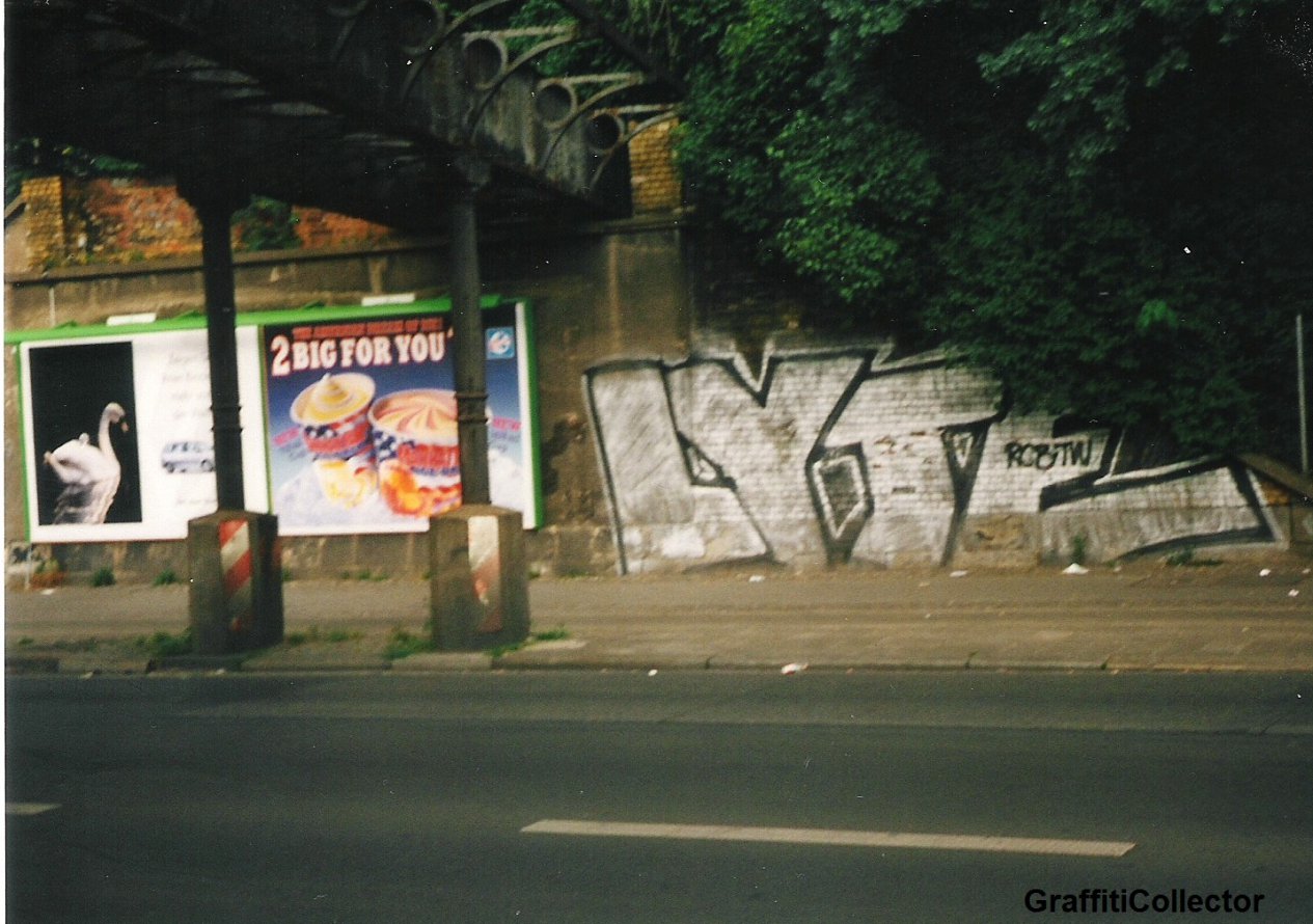 Graffiti Bombing in Berlin - Photo by COLLECTOR - Lyte, RCB, TVU