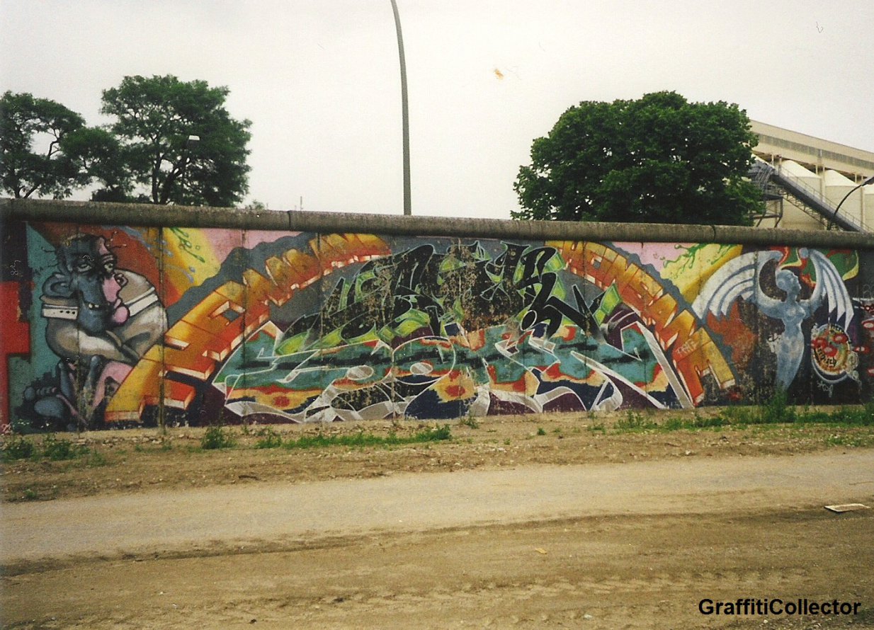 Graffiti Wall in Berlin - Photo by COLLECTOR - Amok, Loomit, Berlin
