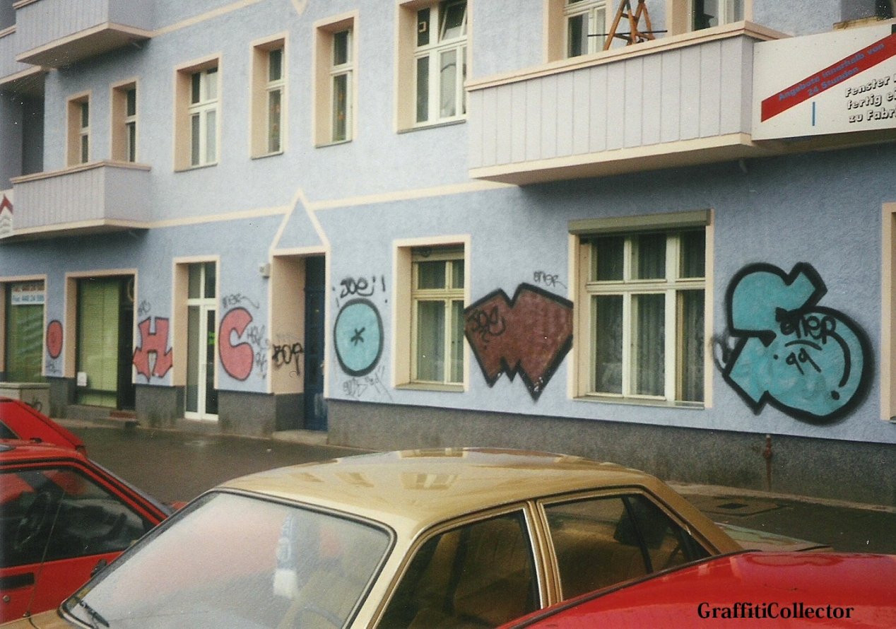 Graffiti Bombing in Berlin - Photo by COLLECTOR - Berlin (1999)