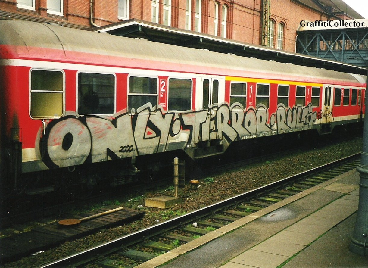 Graffiti Train in Hamburg - Photo by COLLECTOR - OTR, Hamburg (2000)