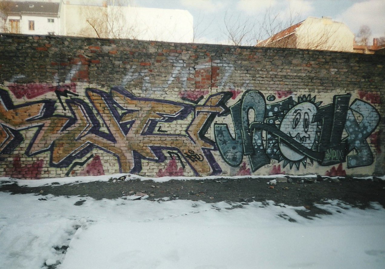 Graffiti Bombing in Berlin - Photo by COLLECTOR - Mioux, Berlin