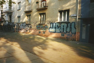 Graffiti Bombing in Berlin - Photo by COLLECTOR - Robot, Exot, Yeah