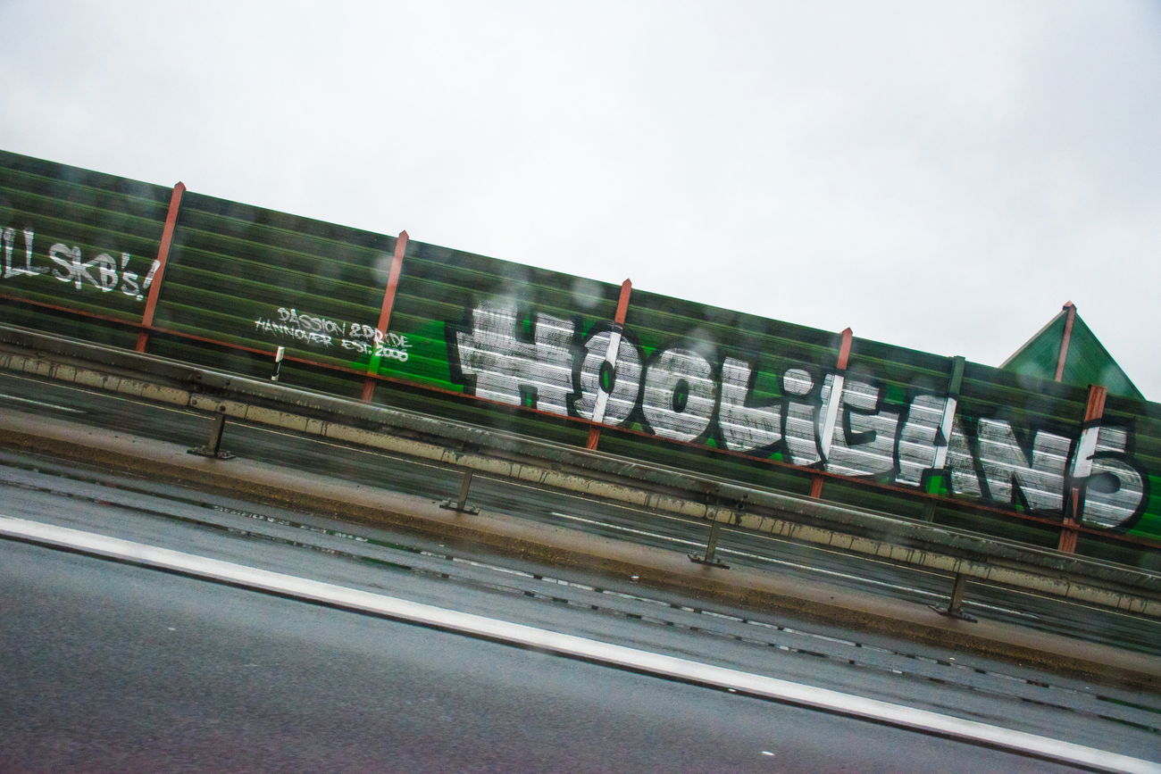Graffiti Bombing - Photo by Candyflip - westhannover, hooligans, hsv