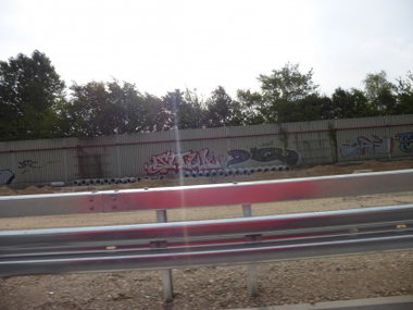 Graffiti Bombing in Brunswick - Photo by Candyflip - smud, dq, doqs