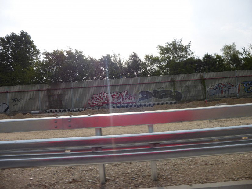 Graffiti Bombing in Brunswick - Photo by Candyflip - smud, dq, doqs