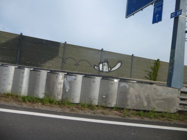 Graffiti Bombing in Brunswick - Photo by Candyflip - kettensäge, chainsaw, a2
