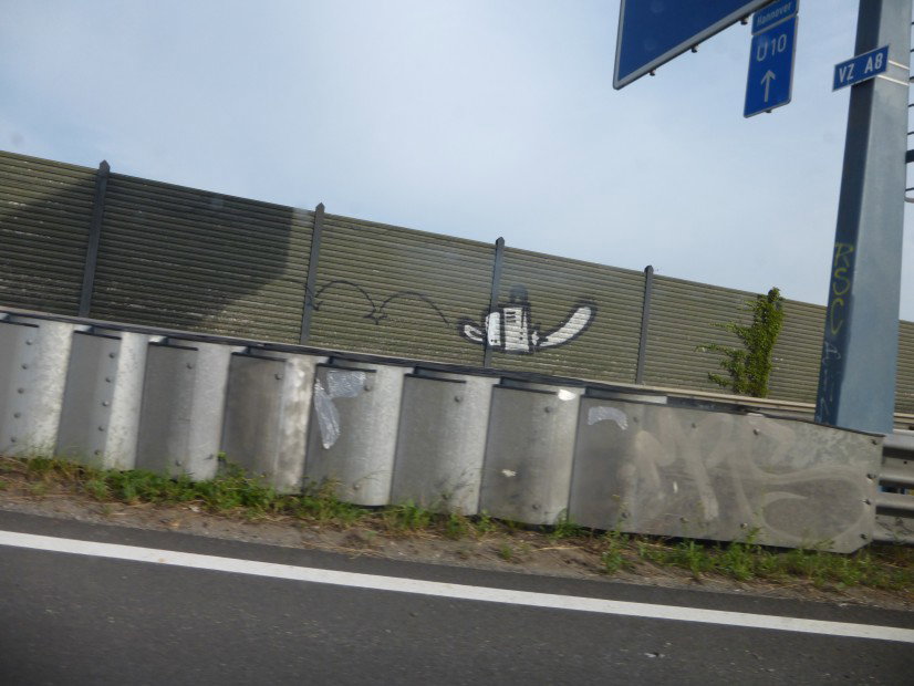 Graffiti Bombing in Brunswick - Photo by Candyflip - kettensäge, chainsaw, a2