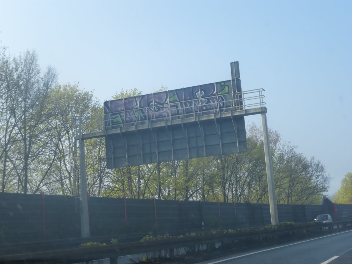 Graffiti Bombing in Hannover - Photo by Candyflip - tgb, hannover