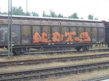 Graffiti Train in Brunswick - Photo by Candyflip - nots