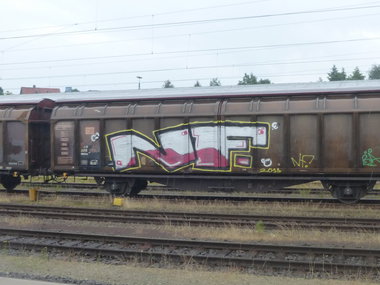 Graffiti Train - Photo by Candyflip - nf