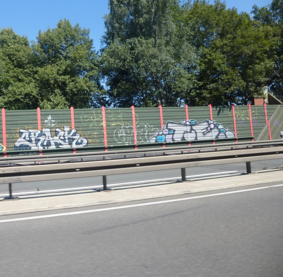 Graffiti Bombing in Hannover - Photo by Candyflip - crak, toe, hannover