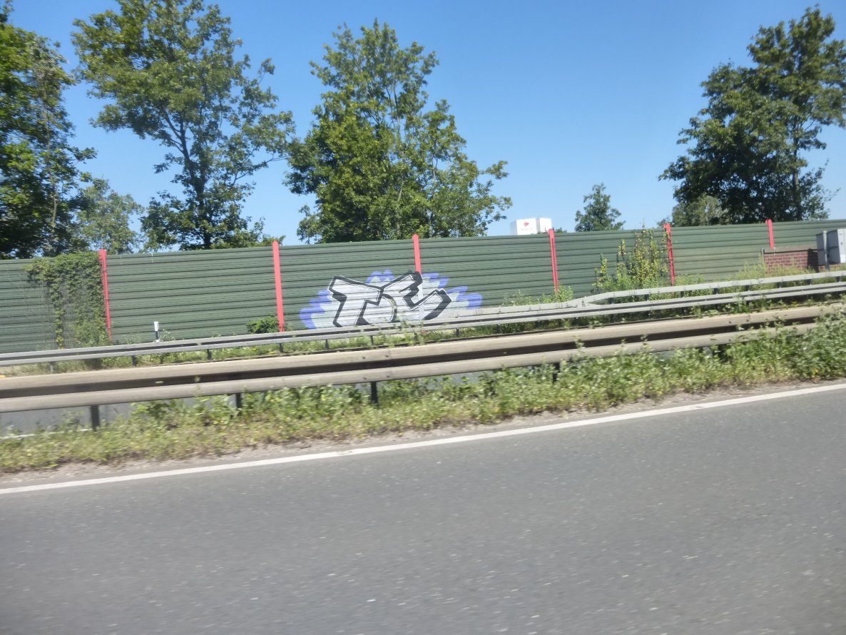Graffiti Bombing in Hannover - Photo by Candyflip - toe, hannover