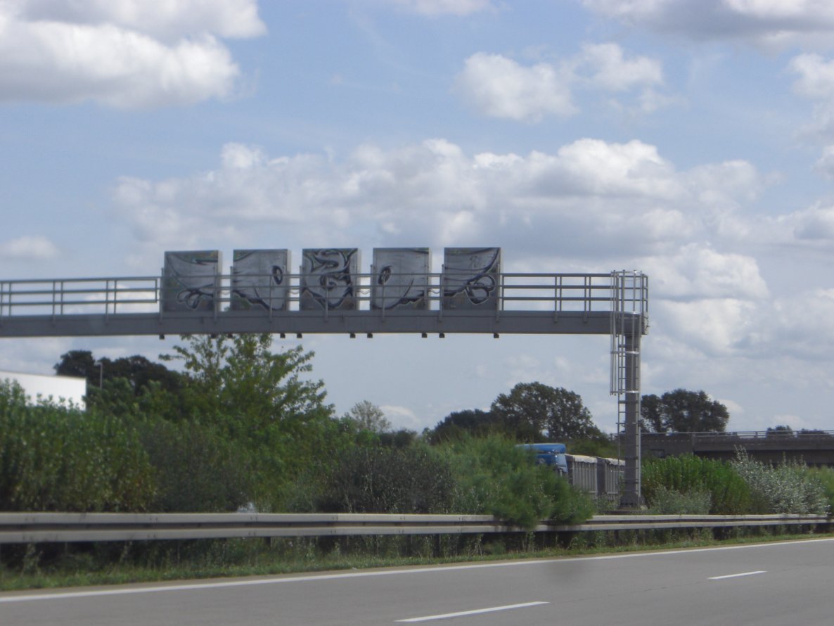 Graffiti Bombing in Magdeburg - Photo by Candyflip - oo, ohoh, a2