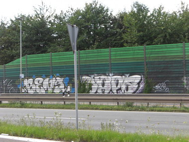 Graffiti Bombing in Magdeburg - Photo by Candyflip - bens, caps, oo
