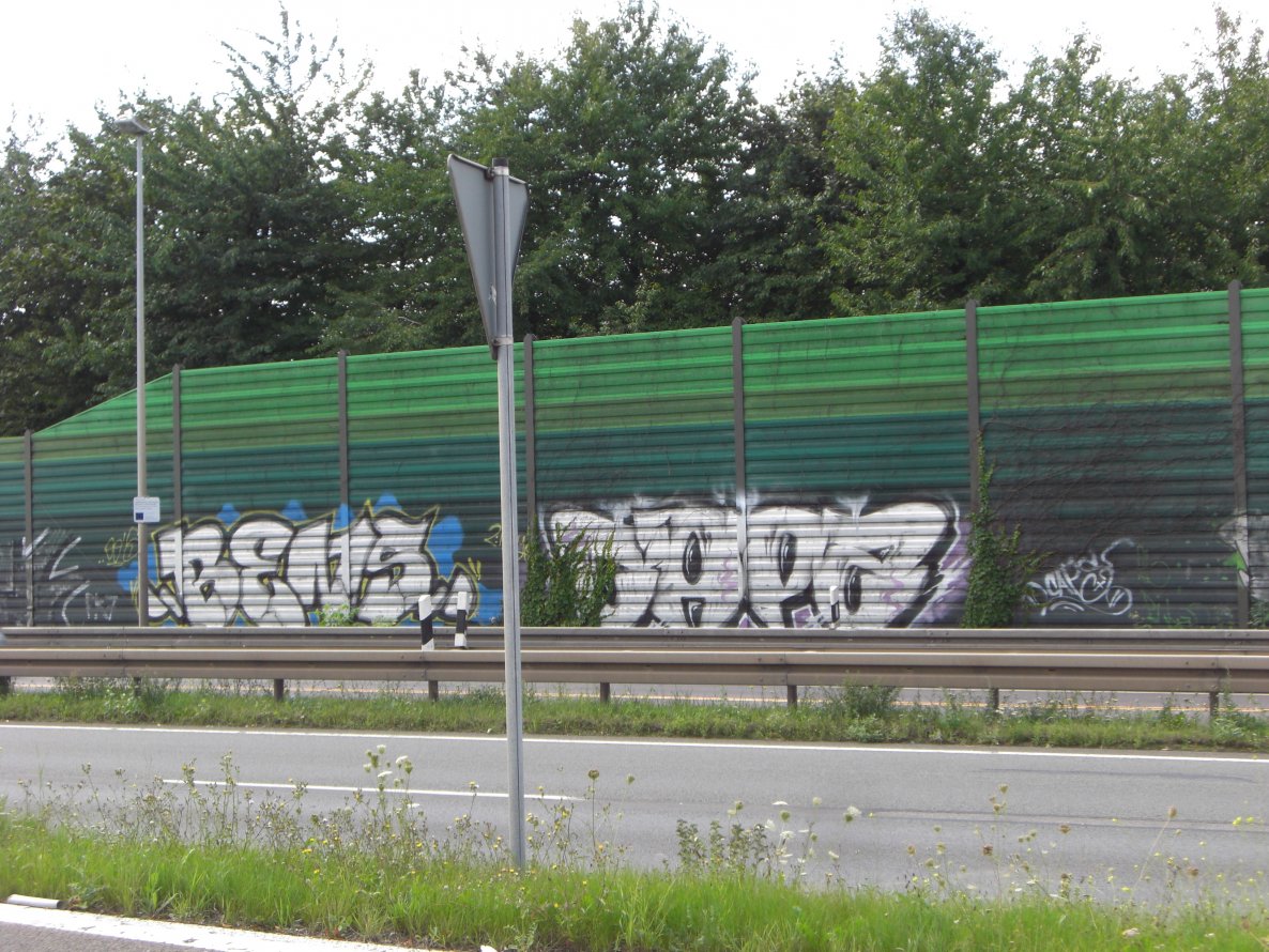 Graffiti Bombing in Magdeburg - Photo by Candyflip - bens, caps, oo