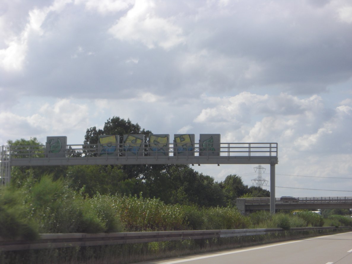 Graffiti Bombing in Magdeburg - Photo by Candyflip - ohoh, oo, magdeburg