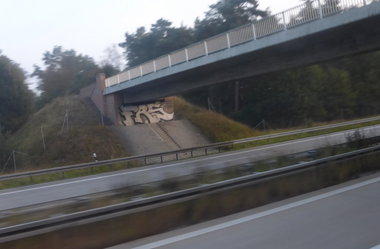 Graffiti Bombing - Photo by Candyflip - frs, a2