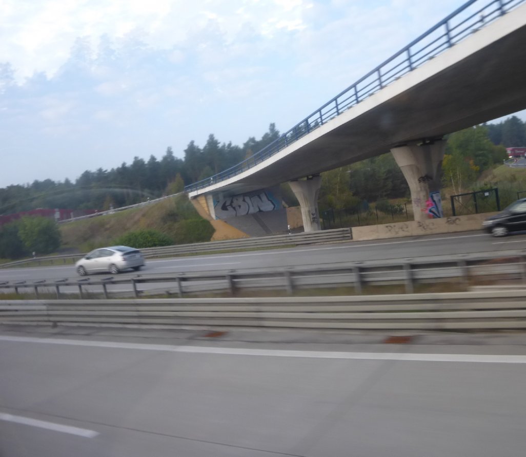 Graffiti Bombing in Berlin - Photo by Candyflip - cbw