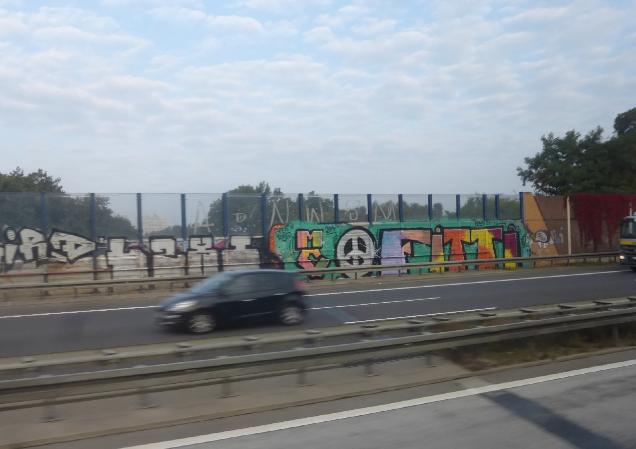 Graffiti Bombing in Berlin - Photo by Candyflip - mc, fitti, fitti