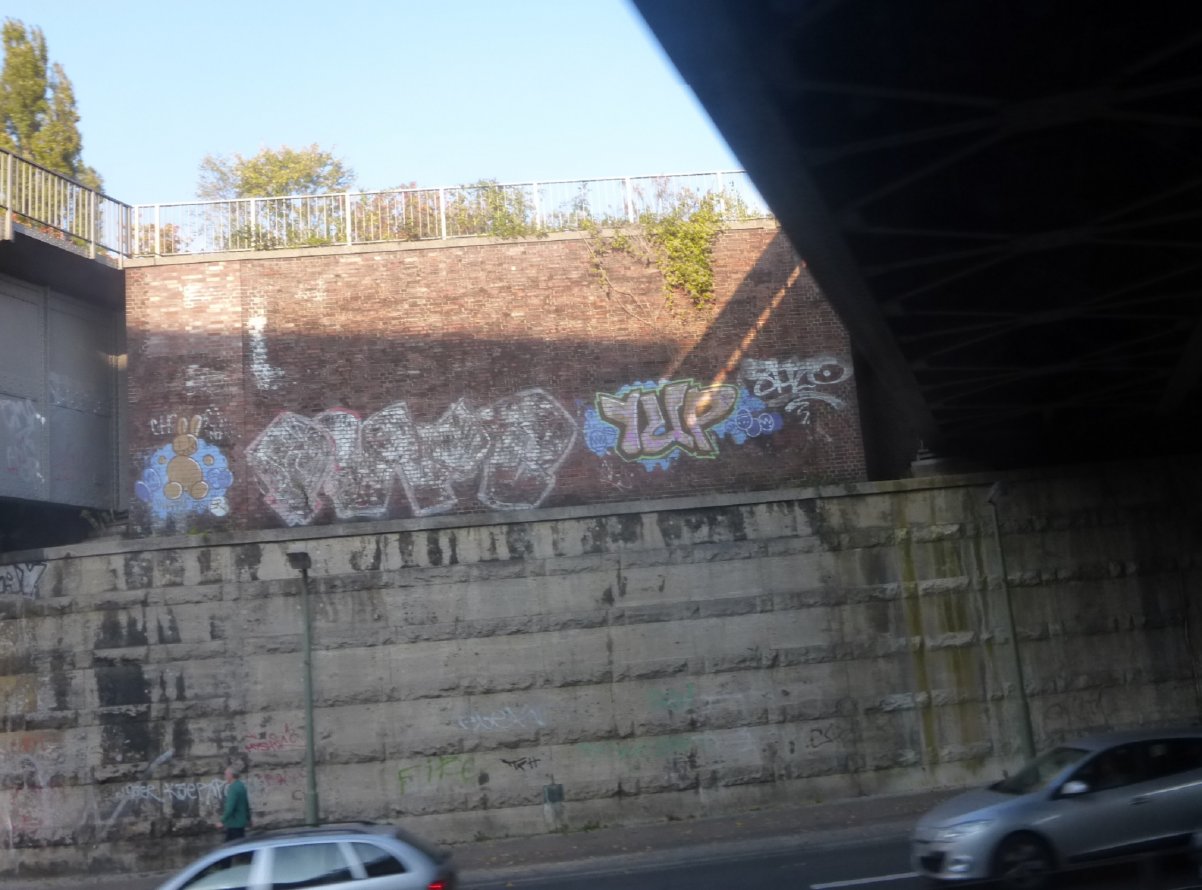 Graffiti Bombing in Berlin - Photo by Candyflip - 1up