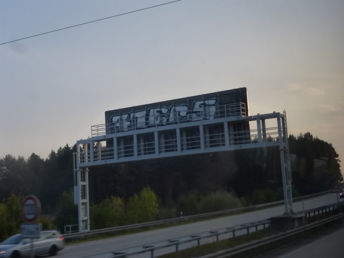 Graffiti Bombing in Berlin - Photo by Candyflip - 71, 71ers