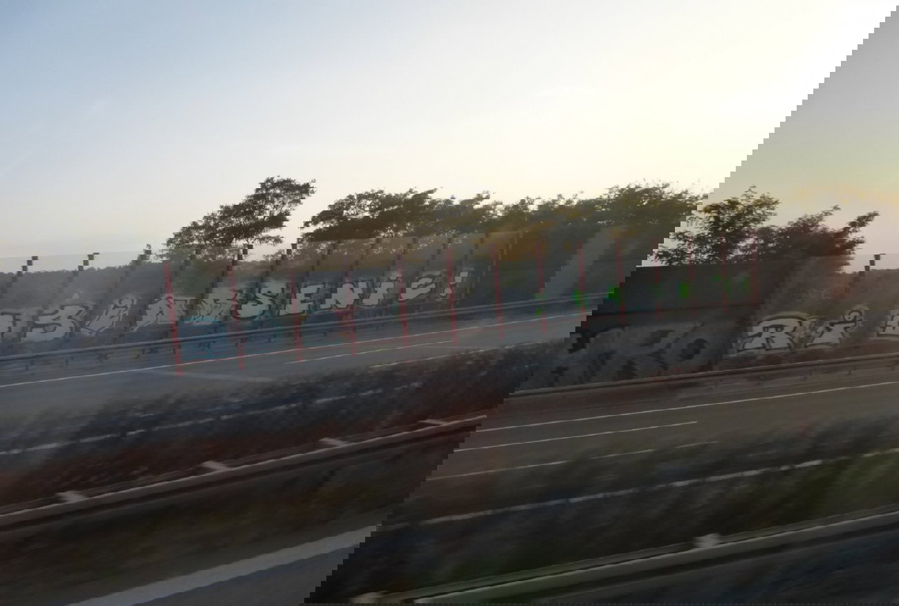 Graffiti Bombing in Berlin - Photo by Candyflip - rios, senic, inr